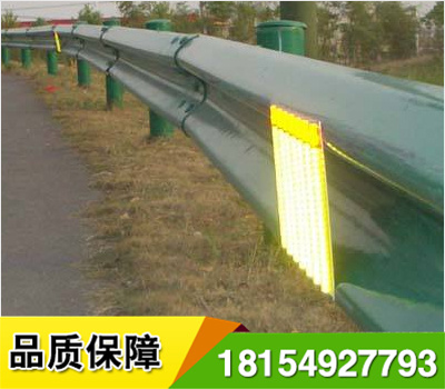 道路輪廊標的英文名稱 Delineator，它是沿道路兩側(cè)邊緣設置、用于顯示道路邊界輪廓、指引車輛正常行駛、具有逆反射性能的一種交通安全設施，從功能上說，輪廓標是一種視線誘導設